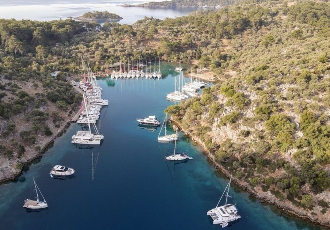 Göcek körfezindeki Göbün (Manastır) Koyu'nun çam tepeleri ve sakin sularının havadan görünümü
