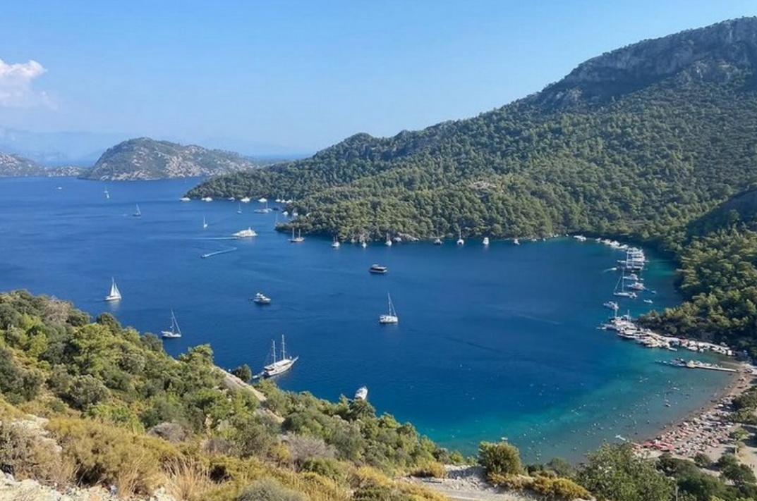 Göcek yakınlarındaki çam ormanlı Sarsala Koyu'nun havadan görünümü